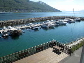 2 bedroom luxury apartment seafront, free pick up!